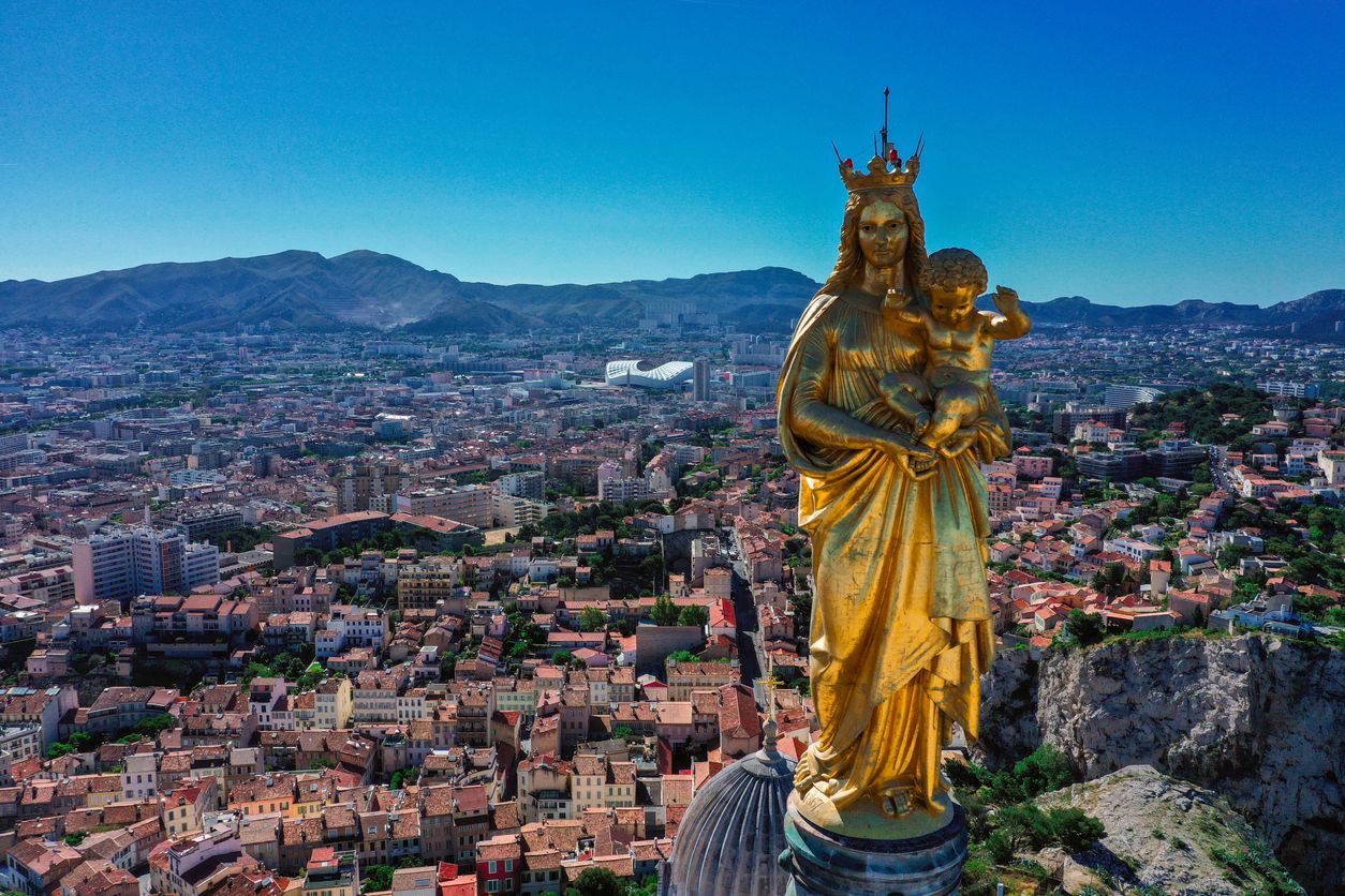 La estatua dorada de la Virgen María con el Niño vigila a los marineros y habitantes de Marsella.