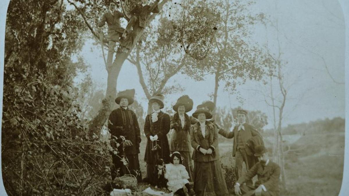 Els Negre Pastell d'excursió al camp acompanyats del servei, any 1911