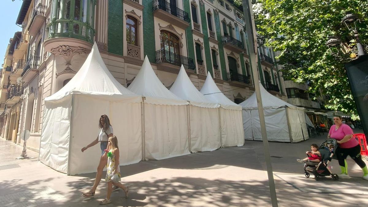 Varias personas pasan por delante de la histórica "Casa Botella", a la que pertenece el piso que se vende en Xàtiva.