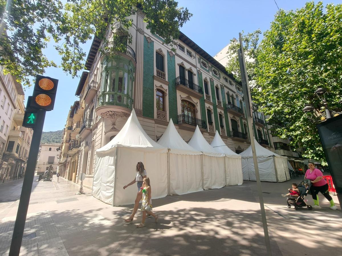 Varias personas pasan por delante de la histórica "Casa Botella", a la que pertenece el piso que se vende en Xàtiva.