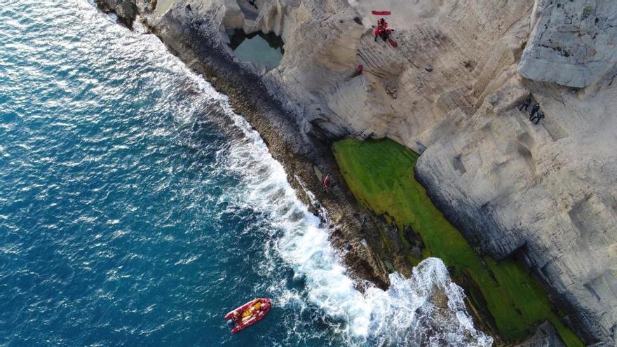 Rescatado un hombre tras caer de un acantilado en Ibiza