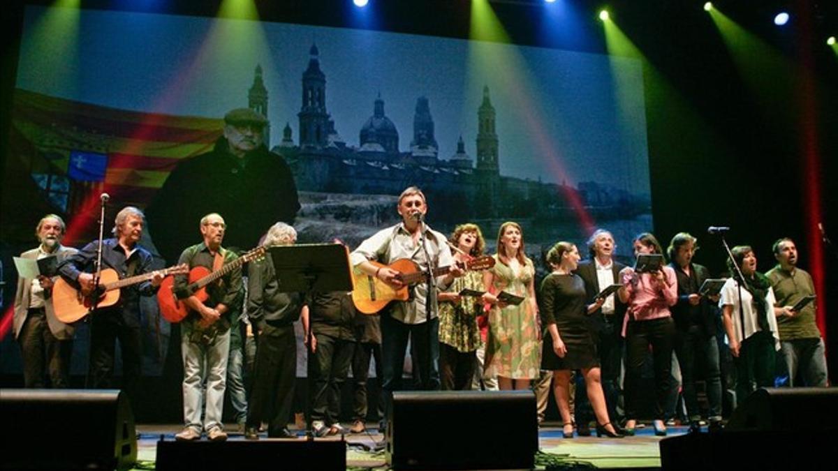 Artistas en el escenario del concierto homenaje a Labordeta en Zaragoza.