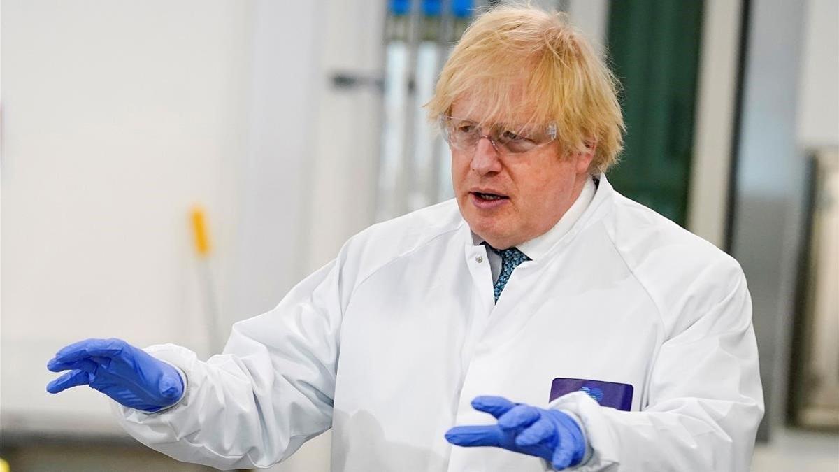 El primer ministro británico, Boris Johnson, en una visita a un centro biomédico en Londres, este viernes.