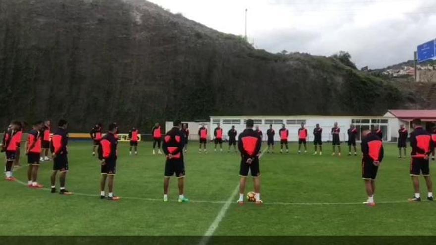 Minuto de silencio de los jugadores de la UD Las Palmas por el accidente de avión del Chapecoense