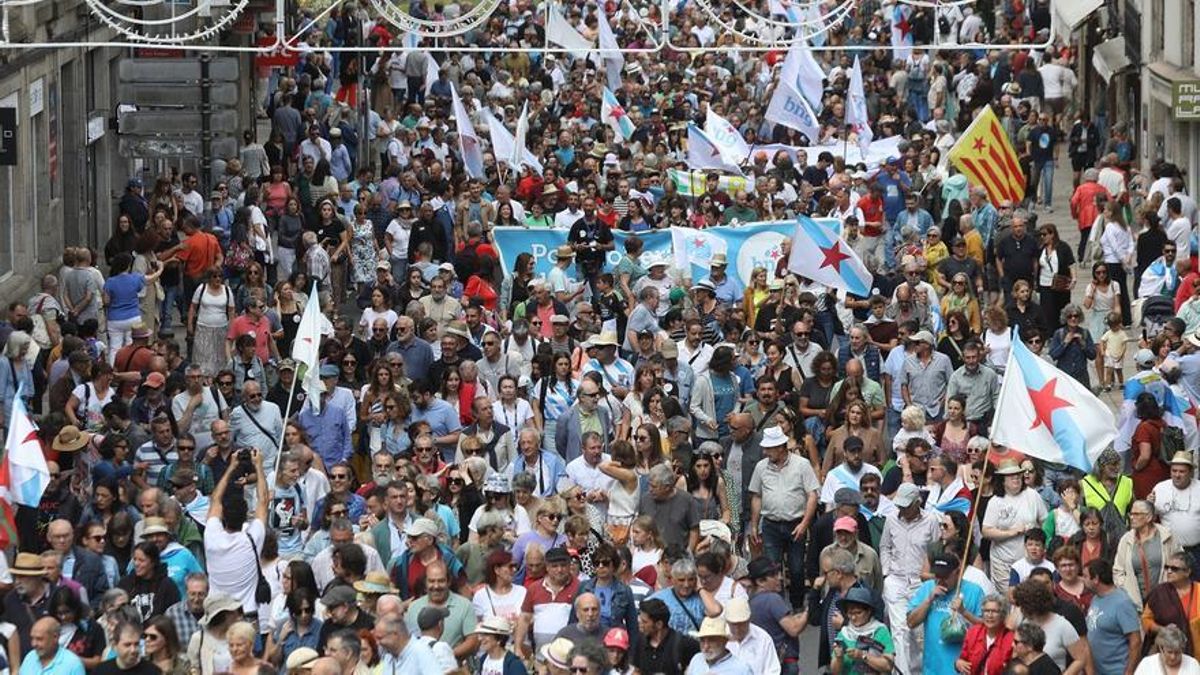 Participantes en la tradicional manifestación del &quot;Día da patria&quot; .