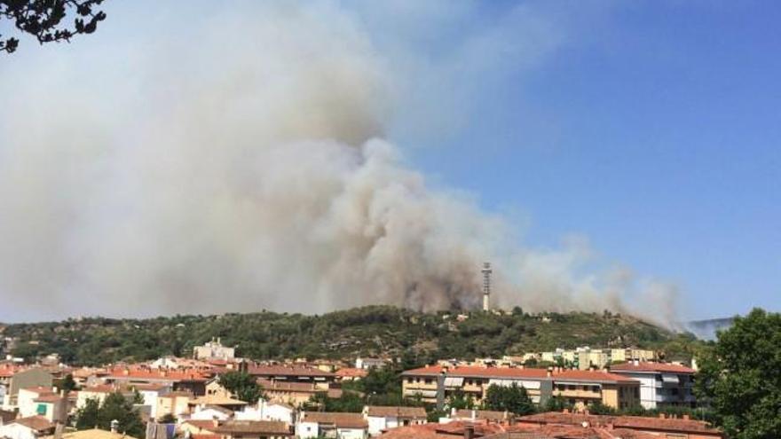 La fumareda del foc sobre la Font de la Pòlvora.