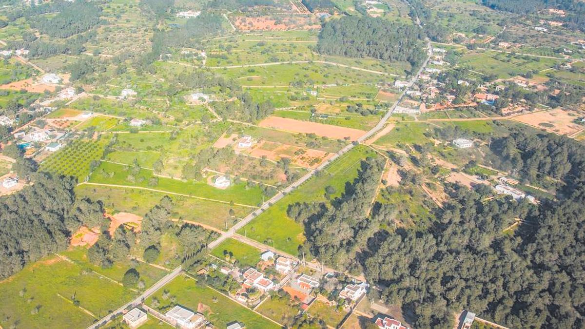 Vista aèria d’Eivissa, amb centenars d’habitatges disseminats al camp