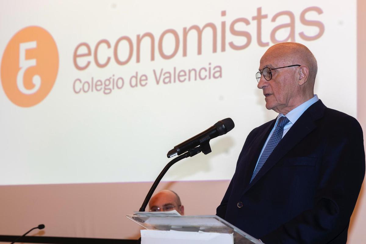 Josep Oliu, en un momento de su intervención en la sede del COEV.