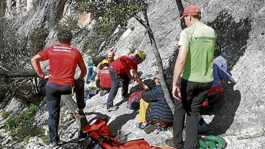 Bombers de Mallorca atienden a la escaladora herida en el Castell d´Alaró.