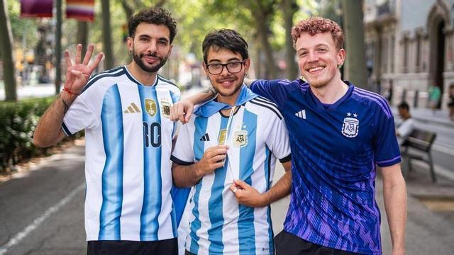 Joaquin, Ezequiel i Sebastian, seguidors argentins, esperant la final de demà