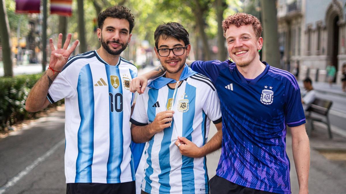 Joaquin, Ezequiel y Sebastian, seguidores argentinos, esperando la final de mañana