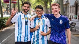 Joaquin, Ezequiel y Sebastian, seguidores argentinos, esperando la final de mañana
