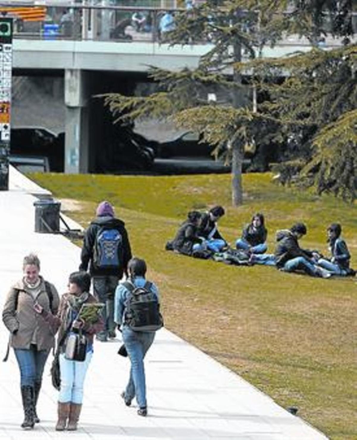 Estudiantes universitarios en el campus de la UAB, en Bellaterra.