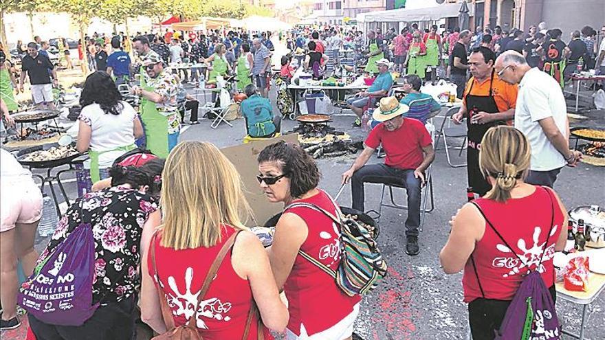 2.500 peñistas compiten por las mejores paellas en Betxí