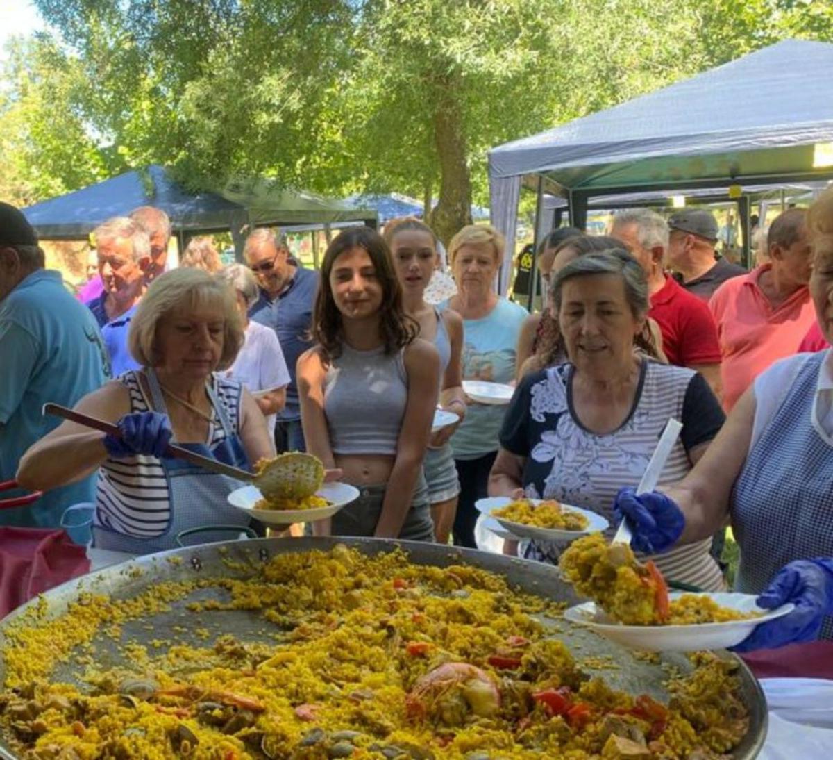 Comida popular a base de paella organizada por La Peñona. | Ch. S.