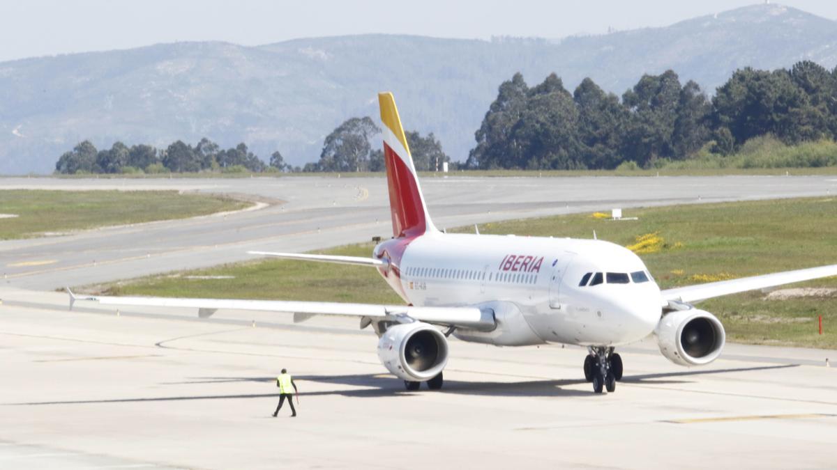 Avión de Iberia en el aeropuerto de Vigo.