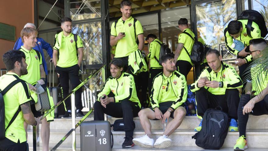 Los jugadores del Elche, delante del hotel, antes de partir a un desplazamiento