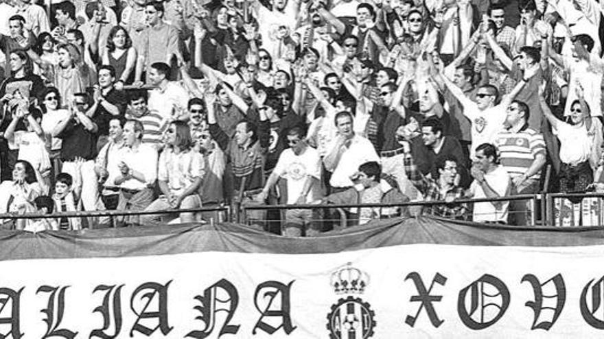 La afición del Avilés en el Muro de Zaro en la temporada 1977-1978.