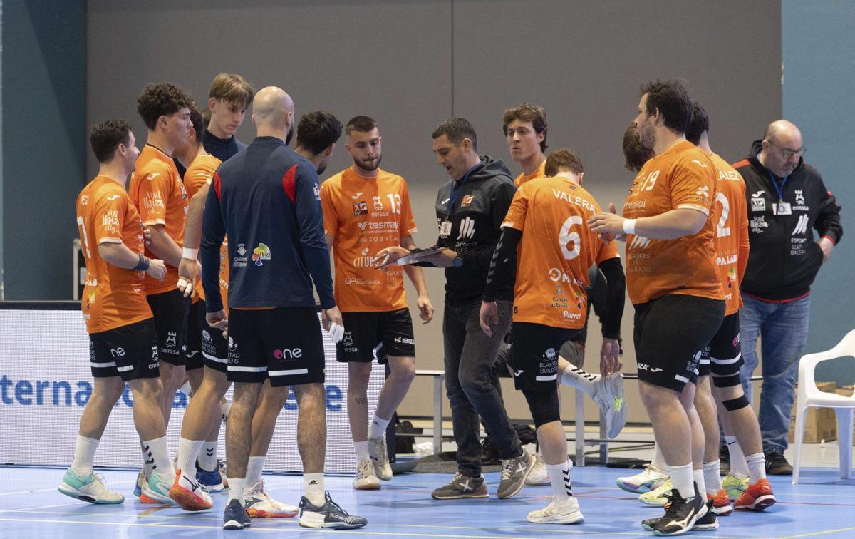 Geno Tilves da unas instrucciones a sus jugadores durante un tiempo muerto en el partido ante Zaragoza. | VICENT MARÍ