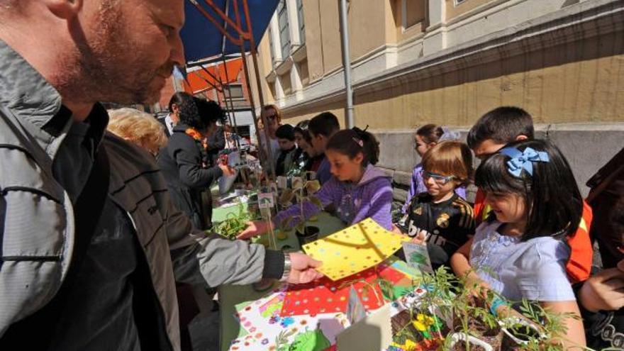 El mercado de cooperativas escolares celebrado ayer en Mieres.