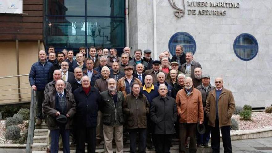 Participantes en el encuentro de capitanes, ayer, delante del Museo Marítimo de Asturias.
