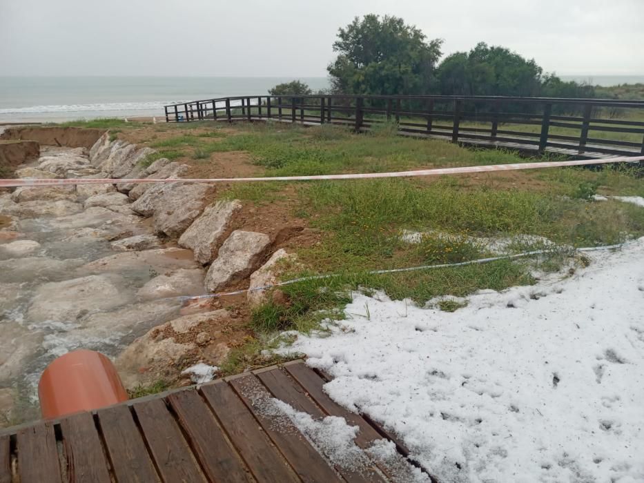 Un tormenta ha dejado imágenes de acumulación de granizo en el litoral de la Vega Baja. La comarca ha recogido hasta 30 litros por metro cuadrado en la costa y poco más de un litro en el interior.