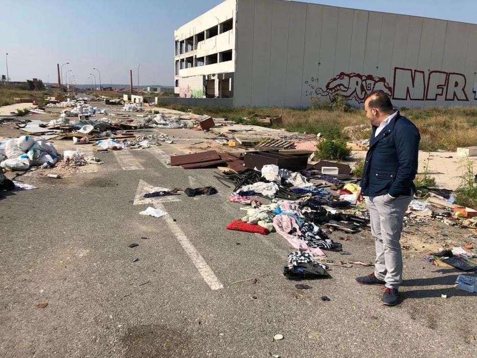 Basura en el entorno del Cementerio