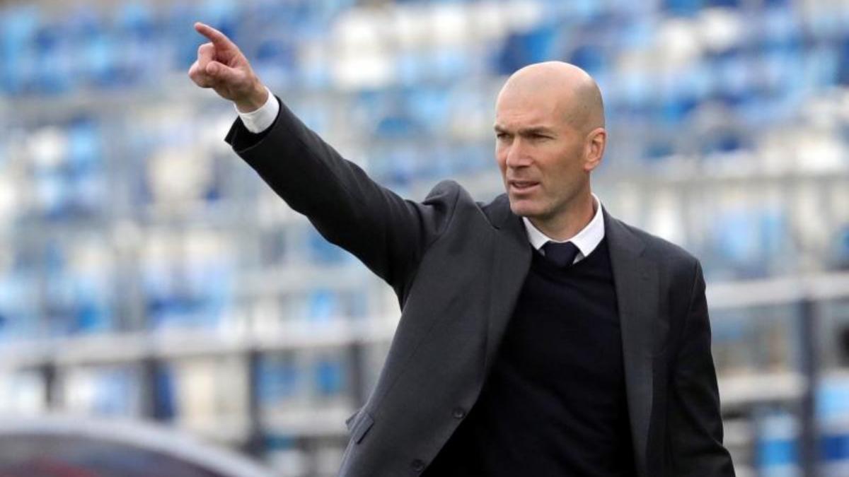 Zidane desconecta jugando al fútbol con sus hijos