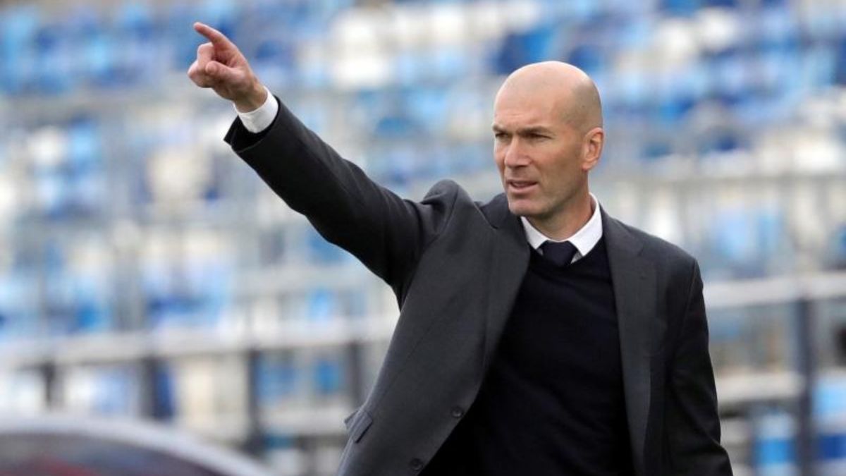 El entrenador francés del Real Madrid Zinedine Zidane durante el partido correspondiente a la última jornada de LaLiga Santander disputado entre el Real Madrid y el Villarreal CF en el estadio Alfredo Di Stéfano en Madrid.