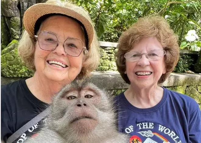 Las abuelas de TikTok que han dado la vuelta al mundo en 80 días y con 82 años