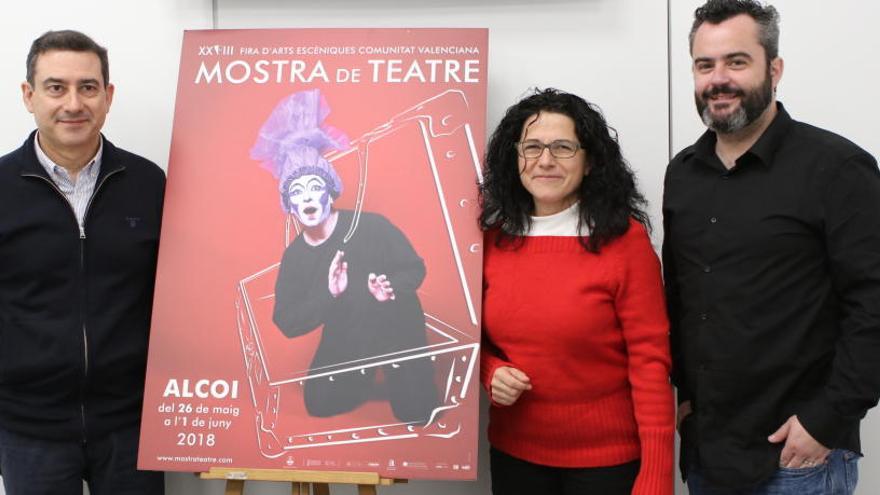 Juani Ruz junto al cartel de la Mostra, acompañada por el director del certamen y el concejal de Cultura