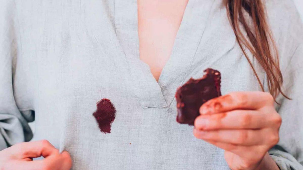 El truco que no falla para eliminar las manchas de chocolate y vino de la ropa