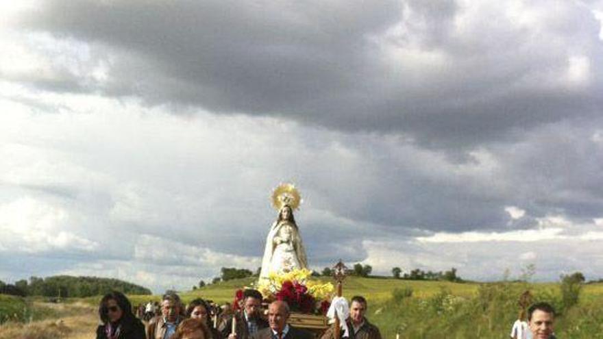 Vecinos de Villalobos portan la imagen de la Virgen de Velilla hacia la ermita.