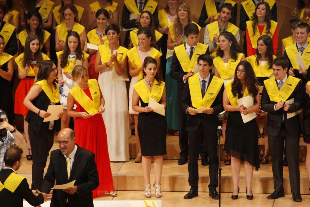 La primera promoció de facultatius gironins es va graduar el 2014 reivindicant un nou hospital Trueta i menys retallades davant del conseller de Salut, Boi Ruiz