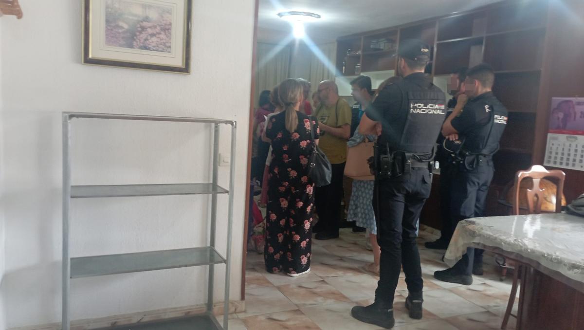 Los servicios sociales del Ayuntamiento informan a la familia de Marisol Troncoso del alojamiento temporal.