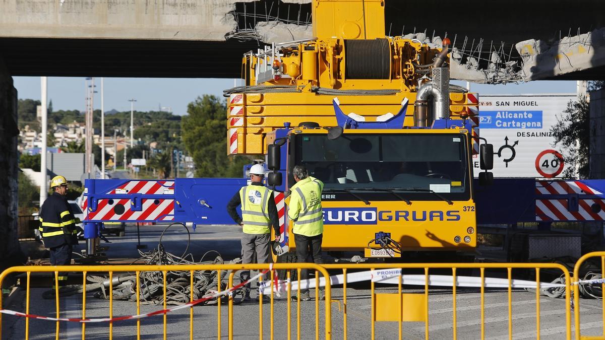 Inicio de las labores de raparación con maquinaria de gran tonelaje en el puente