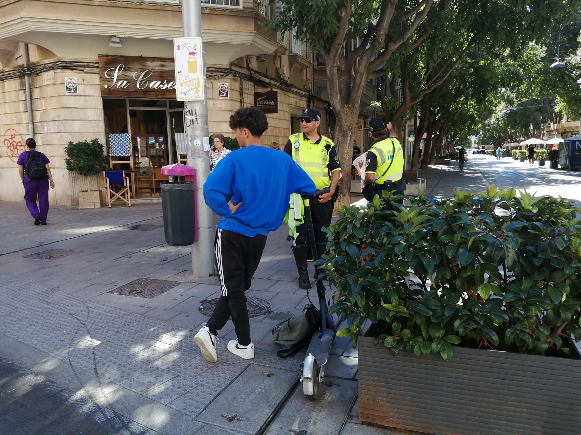 FOTOS | Controles de patinetes en la calle Blanquerna de Palma