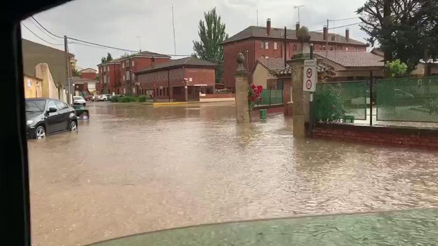 La tormenta inunda las calles de Villalpando