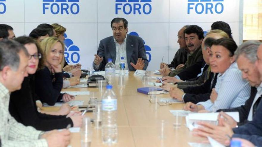Francisco Álvarez-Cascos, durante la reunión con la comisión directiva de Foro.
