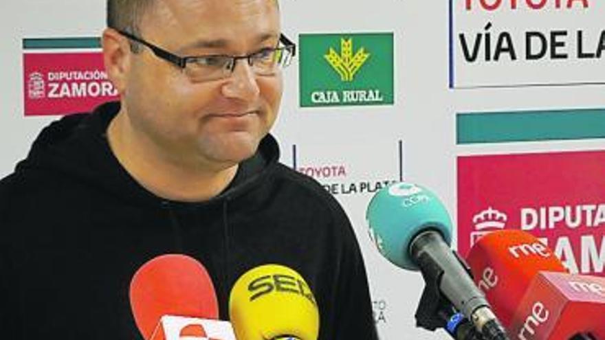 El entrenador del Rayo, en la sala de prensa del Ruta de la Plata.