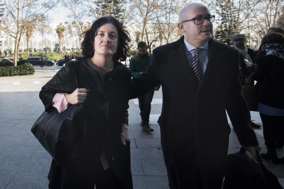 Beatriz Simón, junto a su abogado a su llegada a la Ciudad de la Justicia.