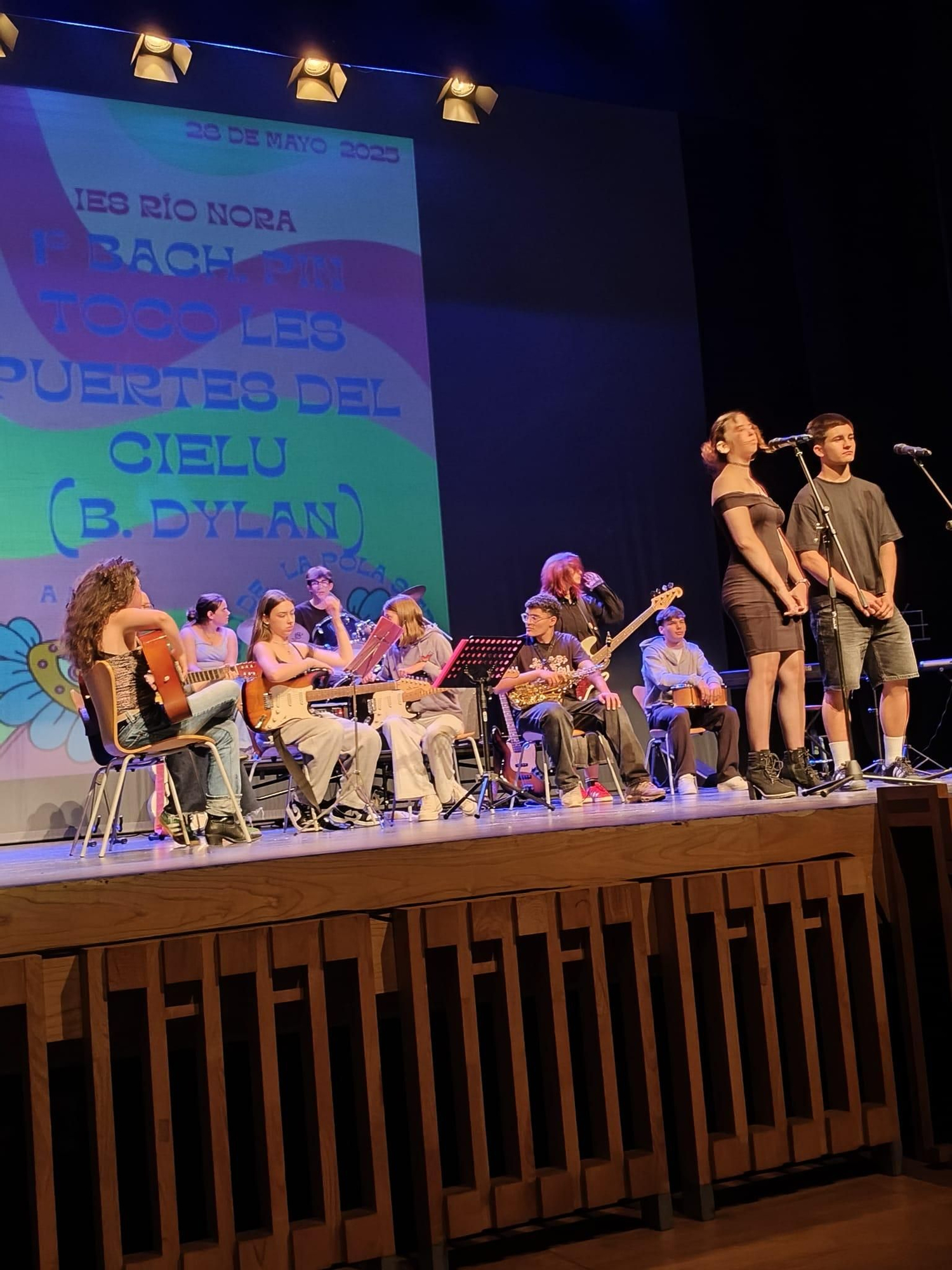 El Festival Artístico del IES Río Nora, en la Pola, en imágenes