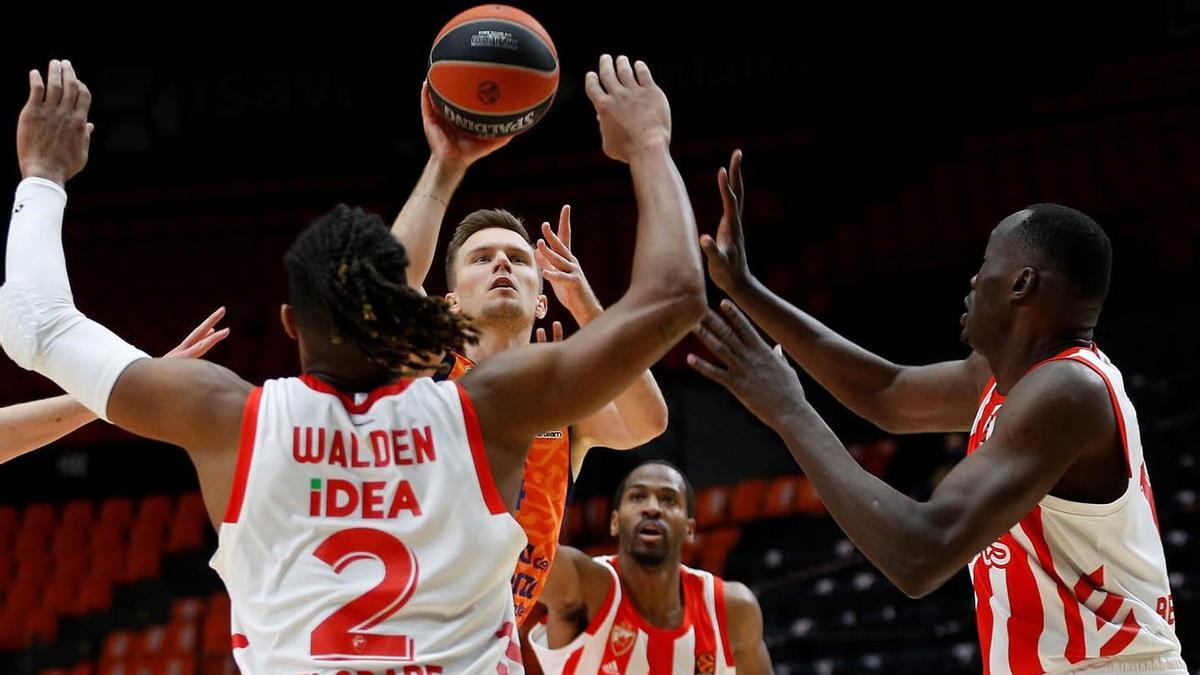Valencia Basket vuelve a la carrera por el 'playoff'