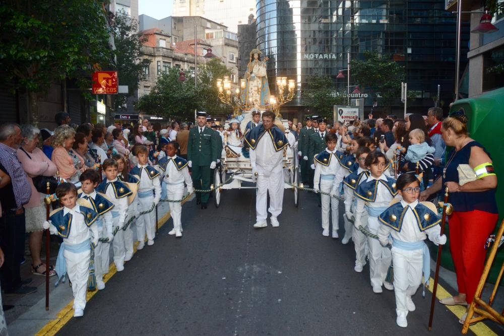 Pontevedra arropa con devoción a su Virgen