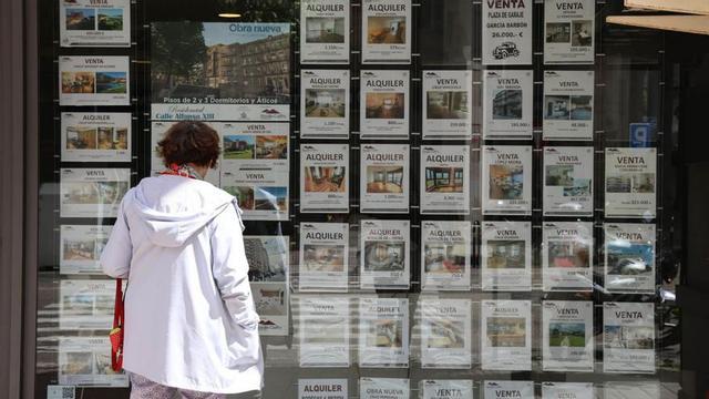 Una mujer consulta los anuncios de una 
inmobiliaria de Vigo.  // Alba Villar