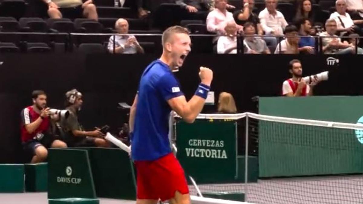 Jiri Lehecka celebra el 2-0, lo que vale a Chequia para imponerse a España aún faltando el dobles