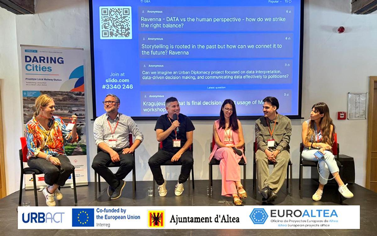 En el centro, de oscuro, el concejal Jose Orozco explica el proyecto `Altea de Dalt i Altea de Baix´