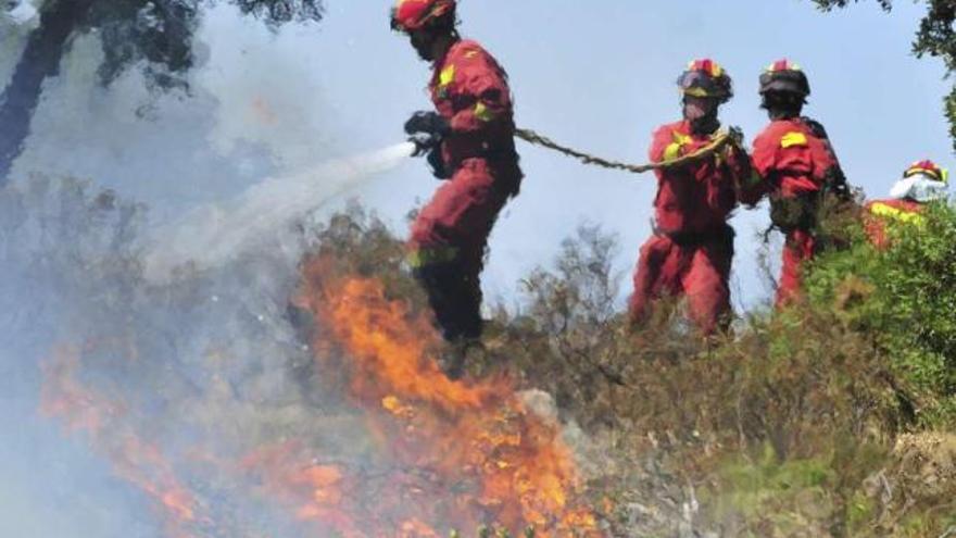 Miembros de la Unidad Militar de Emergencia intentan sofocar el incendio en La Jonquera. / robin Towsend
