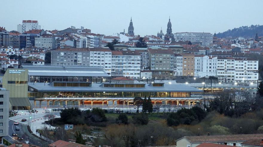 Vista general de la intermodal de Santiago, con la ciudad al fondo