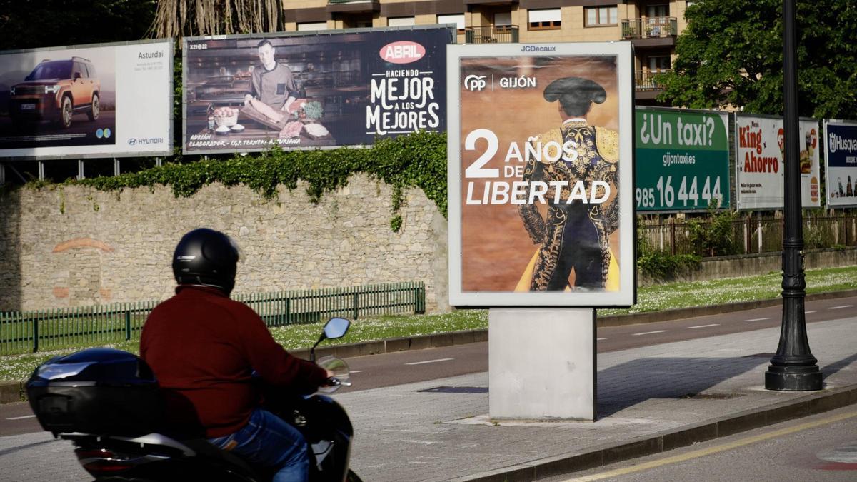 Cartel con la imagen de un torero en la campaña del PP sobre sus dos años en el gobierno de Gijón.